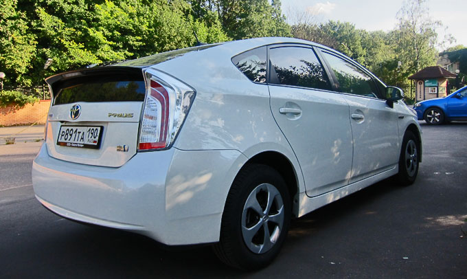 Тест-драйв Toyota Prius 2014