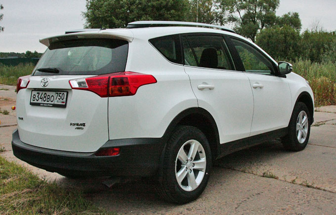 Toyota RAV4 2014 сзади